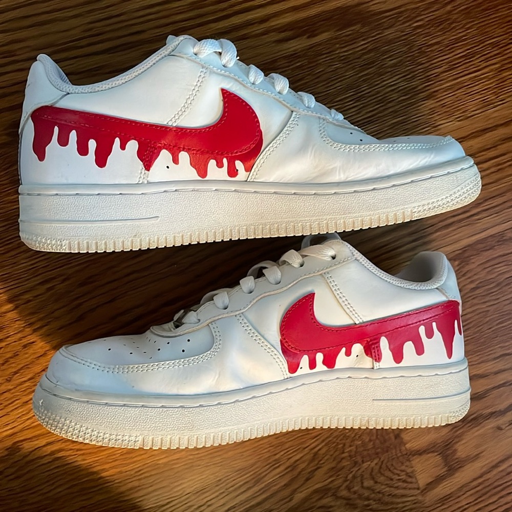 Great condition air forces with red paint